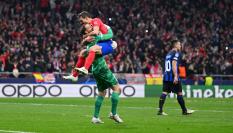 César Azpilicueta celebra que Jan Oblak, héroe de la noche, celebra que el portero del Atletico haya detenido el penalti que les da el pase a cuartos de Champions League.
