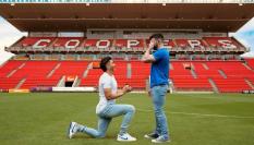 Josh Cavallo pidiendo matrimonio a su novio.