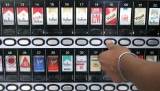 Máquina de tabaco en un bar