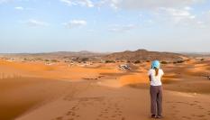 Un turista disfruta de las dunas del desierto de Erg Chebbi, en Marruecos.