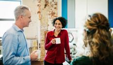 Una pausa de café entre compañeros de trabajo