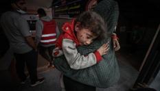 Traslado de heridos a uno de los pocos hospitales que aún funciona en Gaza después de un ataque aéreo en Israel