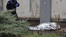 Un agente ucraniano, junto al cuerpo de una de las víctimas de la matanza en Odesa este 15 de marzo