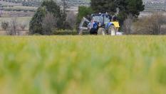 Un agricultor de la Comunidad de Madrid se dispone a fertilizar su finca en Anchuelo.