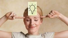 Persona pensando, dando con la respuesta a una pregunta.