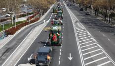 Varios tractores a su paso por el Paseo de la Castellana este domingo en Madrid.