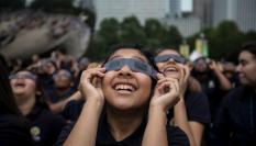 Estudiantes observan un eclipse de sol parcial registrado en Chicago hace un año.