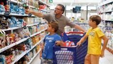 Familia comprando en el supermercado