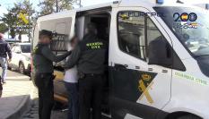 La Guardia Civil y la Policía Nacional, en colaboración con Europol, han detenido a dos hombres y una mujer por la muerte por ahogamiento de cinco migrantes que fueron arrojados al mar el pasado 29 de noviembre frente a la costa de Cádiz.