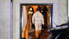 Agentes de la Policía Nacional en la vivienda donde un hombre ha matada a su expareja.