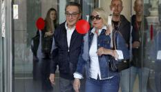 El exvicepresidente del Comité Técnico de Árbitros (CTA) José María Enríquez Negreira (i) a su salida de la Ciudad de la Justicia de Barcelona donde ha comparecido este martes ante el juez que investiga los pagos que durante años le hizo del FC Barcelona, siendo el primer imputado en esta causa que desfila ante el magistrado.