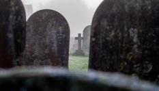 Imagen de archivo de tumbas y lápidas en un cementerio.