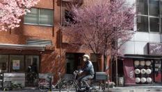 Imagen de archivo de un hombre en bicicleta en Japón el 13 de marzo de 2024.