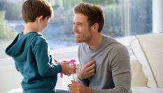 Un niño entregando un regalo a su padre