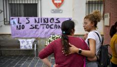 Vecinas de Abla colocan flores en el colegio donde estudiaba una de las niñas asesinadas por su padre en Almería.