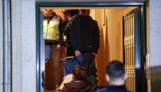 Agentes de la Policía Nacional inspeccionan el lugar donde ha sido hallado el cadáver de una mujer supuestamente asesinada a manos de su pareja, este martes en Ribeira, A Coruña.