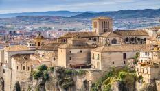 Casco antiguo de Cuenca esculpido en la piedra, con vistas de la parte moderna de la ciudad al fondo.