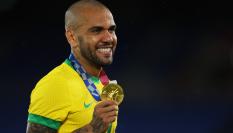Dani Alves con la medalla de Oro de los JJOO de Tokio 2020.