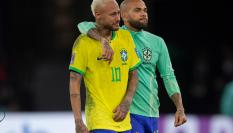 Neymar es consolado por Dani Alves, tras ser eliminada la 'canarinha' en el Mundial de Fútbol de Catar.