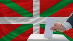 Una bandera del País Vasco con una mesa electoral.