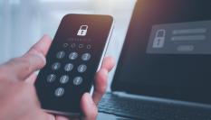 Imagen de archivo de un ordenador y un teléfono móvil.