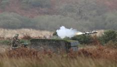 Soldados irlandeses disparan un misil antitanque Javelin en unas maniobras en Líbano.