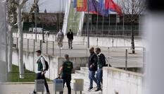 Agentes de la UCO, a la salida de la sede de la Federación Española de Fútbol, en el marco del registro realizado.