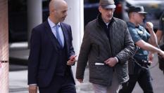omás González Cueto (d), el hasta este miércoles asesor jurídico externo de la Real Federación Española de Fútbol (RFEF), a su salida de los juzgados de Majadahonda, Madrid, tras comparecer este viernes ante la jueza que investiga contratos presuntamente irregulares durante la etapa de Luis Rubiales como presidente.