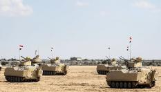 Tanques egipcios apostados en la frontera con el paso de Rafah (Franja de Gaza, enclave palestino).