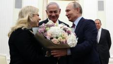 Vladimir Putin, acompañado del primer ministro israelí Benjamin Netanyahu y su esposa, en una imagen de archivo.