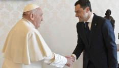 El papa Francisco con Juanma Moreno.