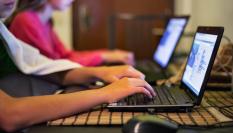 Dos jóvenes con el ordenador.