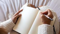 Una mujer a punto de empezar a escribir.