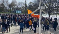 Cerca de 200 personas se concentran en Santander para denunciar los "daños medioambientales" de los eólicos