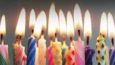 Imagen de archivo de velas de cumpleaños.