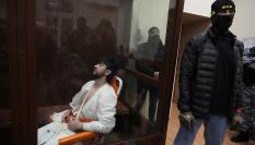 Mukhammadsobir Faizov, uno de los sospechosos de perpetrar el atentado de Moscú, en la jaula de cristal blindado en los juzgados rusos.