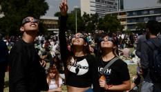 Imagen de archivo de un grupo de personas presenciando un eclipse solar desde México.
