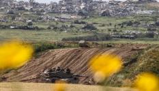 Soldados israelíes en un tanque junto a la frontera con Gaza