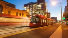 Uno de los tranvías fabricados en Zaragoza circula por la ciudad australiana de Newcastle.