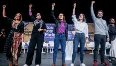 Foto de familia de Podemos/Podem, en un mitin