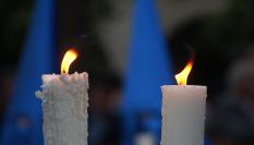 Velas encendidas en una procesión de Semana Santa.