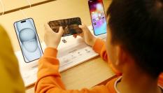 Un niño con un teléfono móvil.