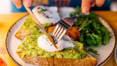 Una tostada de aguacate.