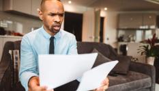 Hombre sorprendido por la multa que le acaba de llegar