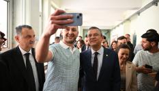 Ozgur Ozel, líder de la oposición en Turquía, se hace un selfi con un seguidor en las elecciones municipales celebradas este domingo.