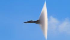 Un caza McDonnell Douglas F-15 luce la nube de vapor que se genera cuando se vuela a la velocidad del sonido o cerca de ella.
