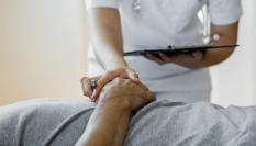 Una médico atendiendo a un paciente