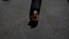 El cuerpo de uno de los fallecidos en el presunto ataque de Israel en el centro de Gaza.