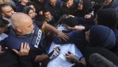 El periodista de Al Jazeera, Wael Dahdouh, llora a su hijo en un bombardeo en Gaza.