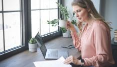 Mujer a punto de lidiar con unos papeles